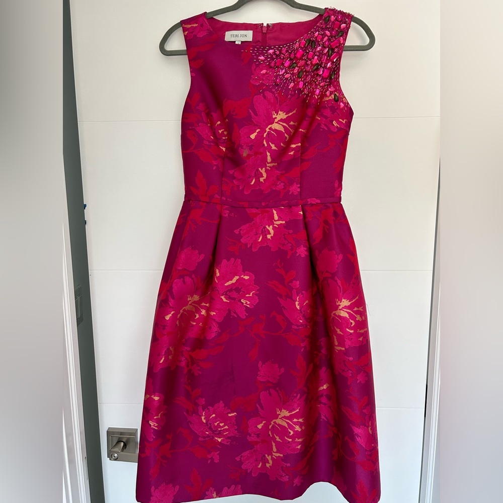 Teri Jon size 2 midi dress. Gorgeous cocktail pre-owned dress.